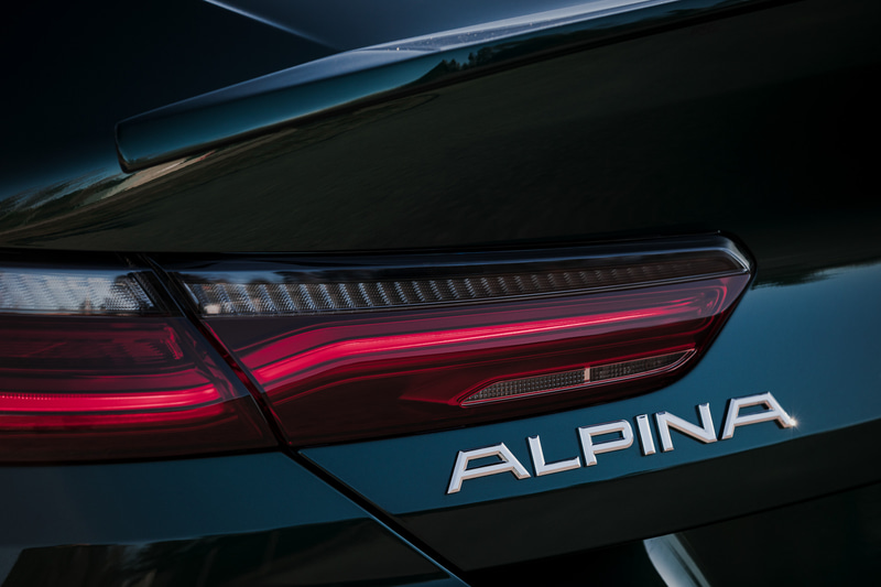 トランクゲートには「ALPINA」と「B8」のエンブレムがあしらわれる