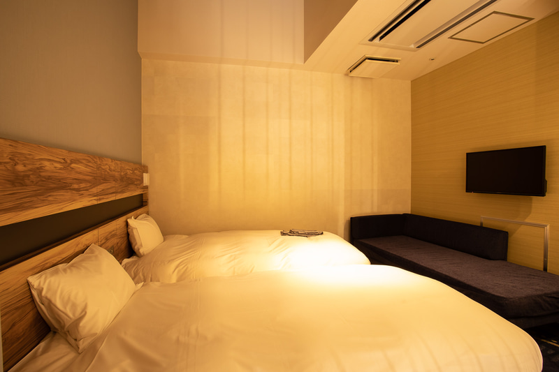 鈴鹿サーキットホテルの「Grand Maisonette」。4つのベッドが常設された2階建てメゾネットタイプで、開放感のある空間が特徴。客室面積は47m<sup>2</sup>