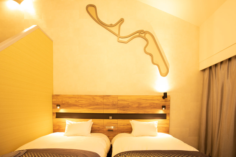 鈴鹿サーキットホテルの「Grand Maisonette」。4つのベッドが常設された2階建てメゾネットタイプで、開放感のある空間が特徴。客室面積は47m<sup>2</sup>