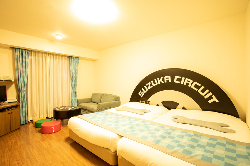 こちらはEast館 サーキット キッズルーム。スパナ型のクッションやタイヤ型のヘッドボードなどキッズやベビーが喜ぶ仕掛け満載の楽しいコンセプトルーム。客室面積は28m<sup>2</sup>