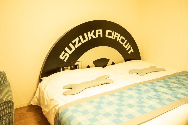 こちらはEast館 サーキット キッズルーム。スパナ型のクッションやタイヤ型のヘッドボードなどキッズやベビーが喜ぶ仕掛け満載の楽しいコンセプトルーム。客室面積は28m<sup>2</sup>