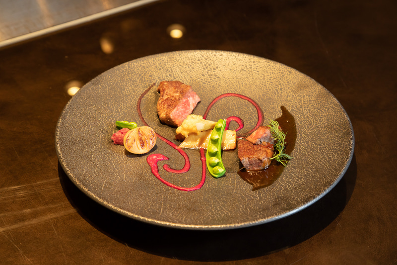 最上級の和牛や、伊勢・志摩から届く海の恵みなど、季節ごとに用意されているコースメニューを味わうことができる。また、好みのワインやカクテルを楽しめるバーカウンターも用意