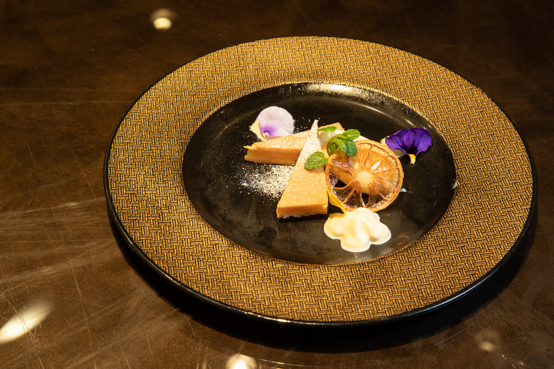 最上級の和牛や、伊勢・志摩から届く海の恵みなど、季節ごとに用意されているコースメニューを味わうことができる。また、好みのワインやカクテルを楽しめるバーカウンターも用意