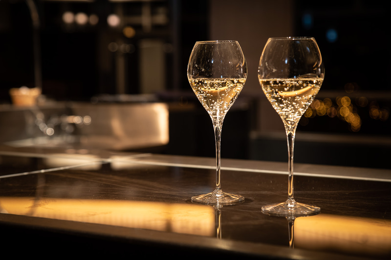 最上級の和牛や、伊勢・志摩から届く海の恵みなど、季節ごとに用意されているコースメニューを味わうことができる。また、好みのワインやカクテルを楽しめるバーカウンターも用意