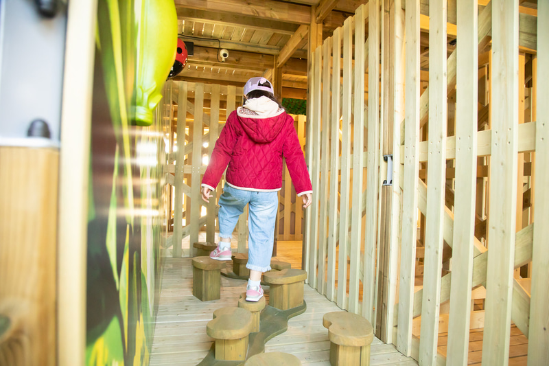 「菜園めいろ ポタジェンヌ」では大きく育った野菜や果物の中を冒険しながら、スタンプを集めたりして5階のゴールを目指す