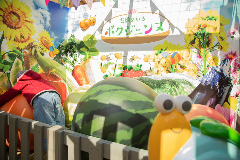 「菜園めいろ ポタジェンヌ」では大きく育った野菜や果物の中を冒険しながら、スタンプを集めたりして5階のゴールを目指す