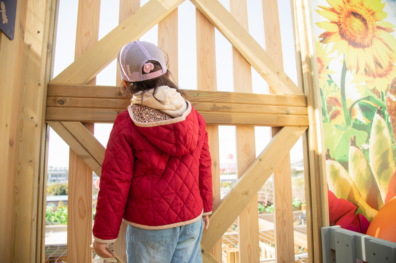 5階からの眺めは、モートピアの施設の中でもかなり高い方に位置しており景観は抜群。鈴鹿サーキットのグランドスタンドもこの通り。よく晴れた日には伊勢湾まで綺麗に見渡すことができる