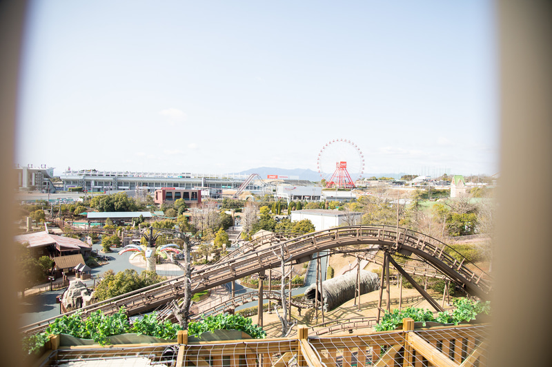 5階からの眺めは、モートピアの施設の中でもかなり高い方に位置しており景観は抜群。鈴鹿サーキットのグランドスタンドもこの通り。よく晴れた日には伊勢湾まで綺麗に見渡すことができる