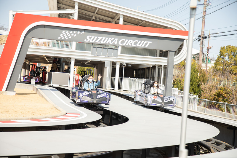 世界初の自分で操縦できるレーシングコースター「デュエルGP」