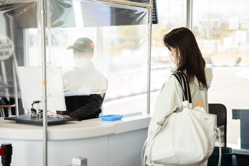 PCで名前などを打ち込んで申請し、映像でレースの流れや注意点などを頭に入れた後に装備品を装着