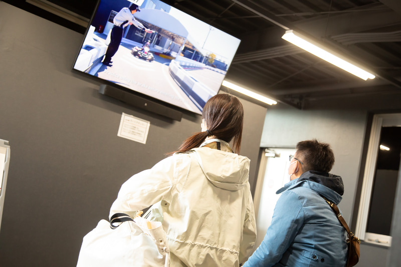 PCで名前などを打ち込んで申請し、映像でレースの流れや注意点などを頭に入れた後に装備品を装着