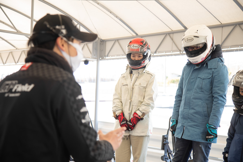 PCで名前などを打ち込んで申請し、映像でレースの流れや注意点などを頭に入れた後に装備品を装着