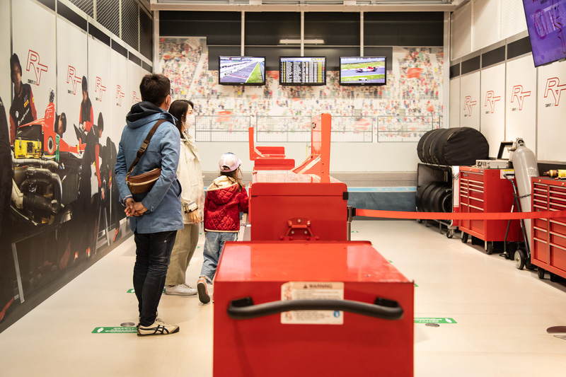 エントランスホールや開始を待つためのウェイティングガレージ。気持ちが少しずつ高まるのが分かる