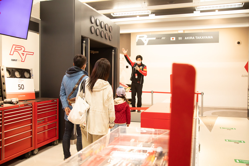 エントランスホールや開始を待つためのウェイティングガレージ。気持ちが少しずつ高まるのが分かる