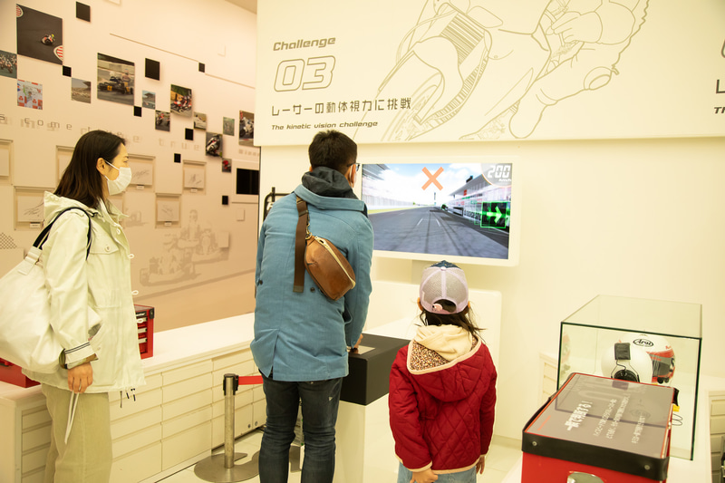 メインシアターを出ると「ディスカバーモータースポーツ」が。動体視力のテストができるなど、大人も子供も楽しめる体験が用意される