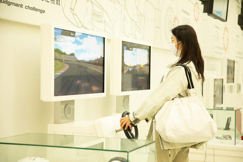 メインシアターを出ると「ディスカバーモータースポーツ」が。動体視力のテストができるなど、大人も子供も楽しめる体験が用意される