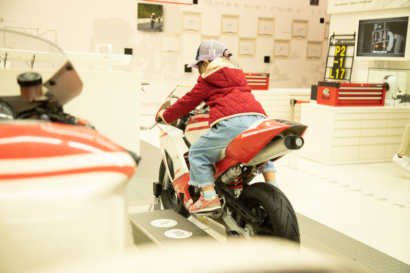 メインシアターを出ると「ディスカバーモータースポーツ」が。動体視力のテストができるなど、大人も子供も楽しめる体験が用意される