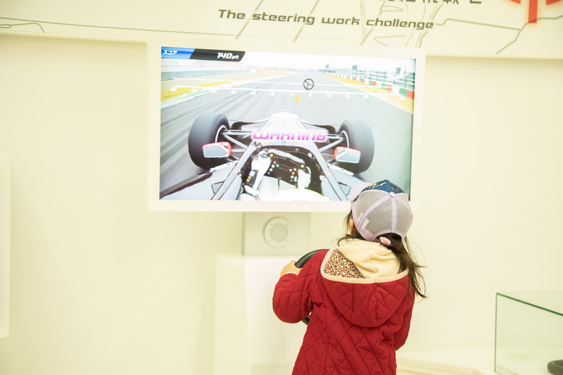 メインシアターを出ると「ディスカバーモータースポーツ」が。動体視力のテストができるなど、大人も子供も楽しめる体験が用意される