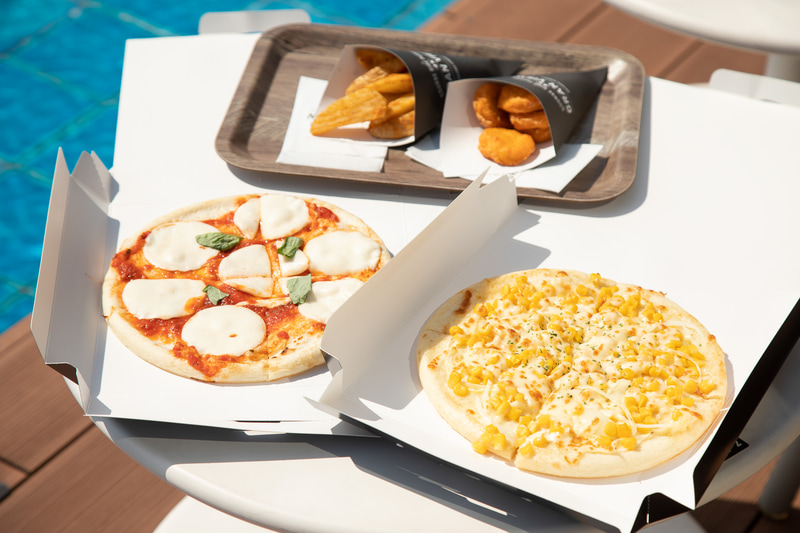 マルゲリータとマヨコーンのピザとポテトとチキンナゲットを注文。どれも大満足の美味しさ