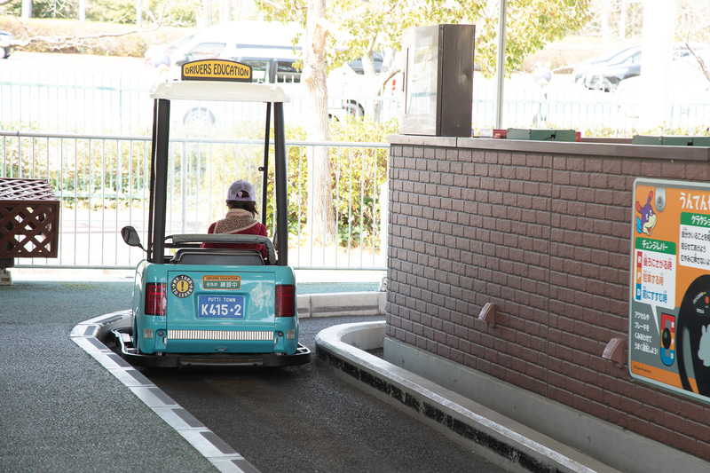 「コチラドライビングスクール」では交通ルールを守ったり、思いやりのある運転をするとポイントがもらえ、そのポイントによって3種類の免許の中から1つもらえる仕組み。今回は普通免許証をゲット