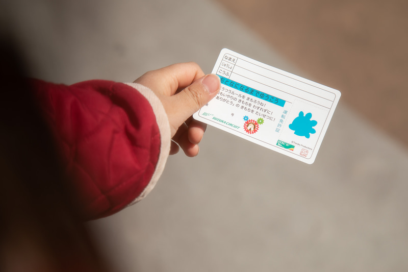 「コチラドライビングスクール」では交通ルールを守ったり、思いやりのある運転をするとポイントがもらえ、そのポイントによって3種類の免許の中から1つもらえる仕組み。今回は普通免許証をゲット