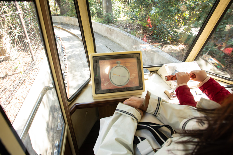 電車の運転手になって時間通りに駅まで運転するという自分でできるアトラクションの電車版「チクタクトレイン」