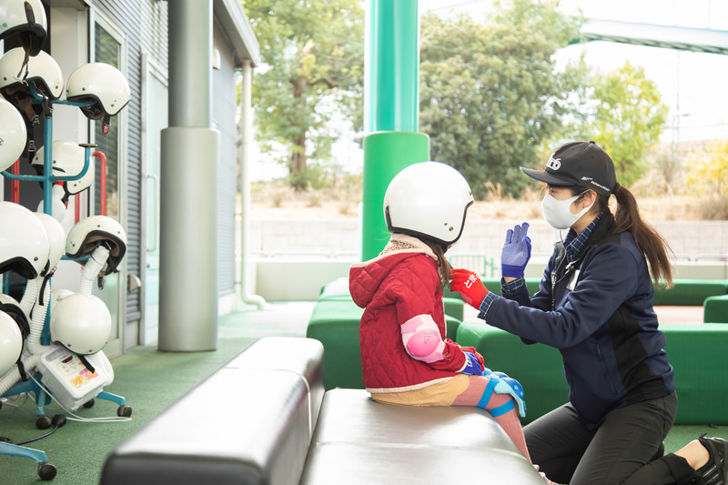 お姉さんにしっかりアドバイスをもらいながらトライ。練習コースは転んでも大丈夫なクッション素材でできているので転倒しても安心