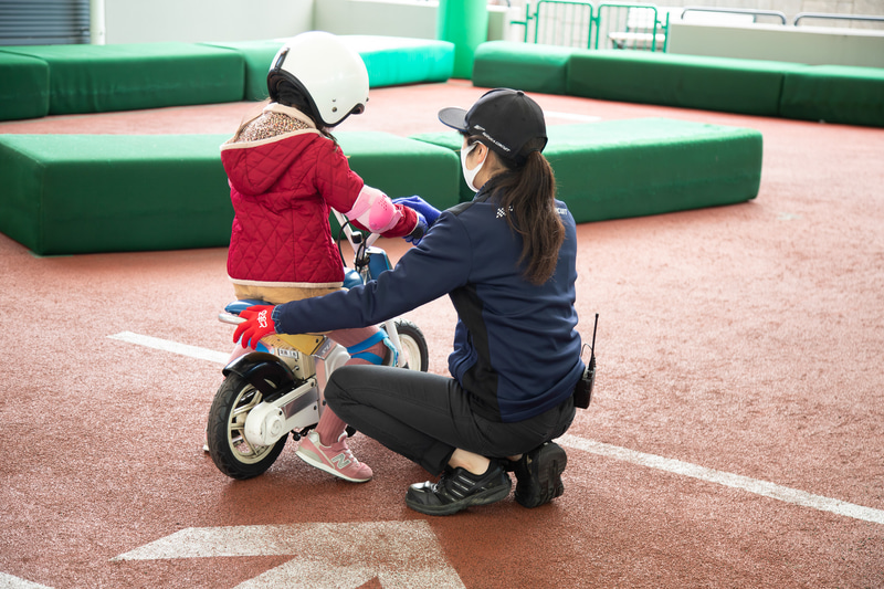 お姉さんにしっかりアドバイスをもらいながらトライ。練習コースは転んでも大丈夫なクッション素材でできているので転倒しても安心