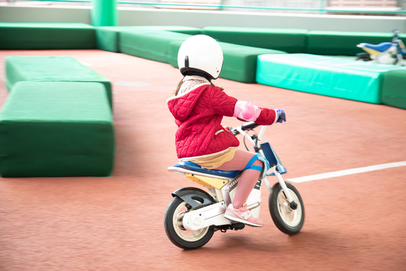 「キッズバイクトレーニング」では最高速度約5km/hの小さなバイクが使われる