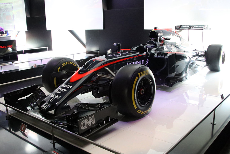 レーシングシアター2Fでは貴重なレースマシンの展示も。Legend of SUZUKA特別展示として写真の2015年 McLaren Honda MP4-30のほかに、4月1日からは1966年 Honda RA273も展示されている