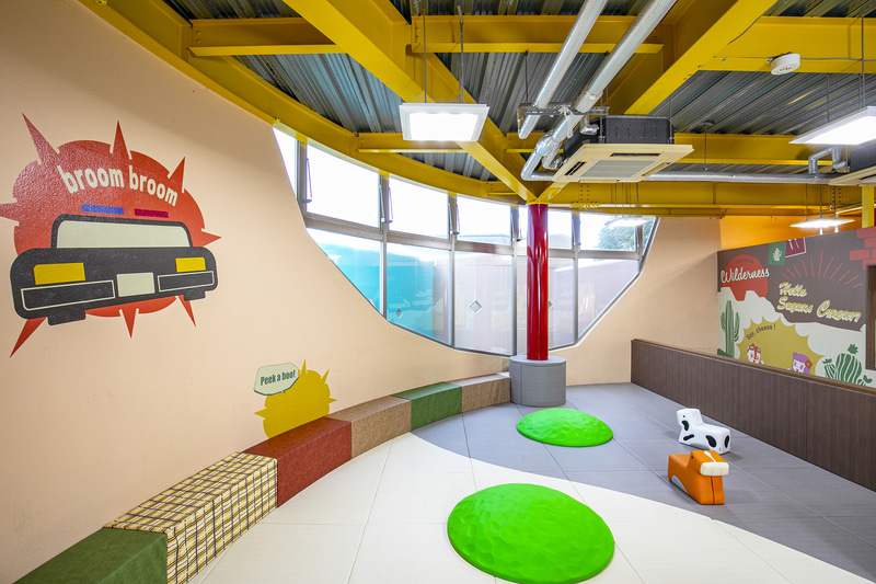 鈴鹿サーキットには乳児用の食事スペース（左）やハイハイコーナー（中）、兄弟スペース（右）などさまざまなスペースが用意されるので、乳幼児や子供連れでも安心