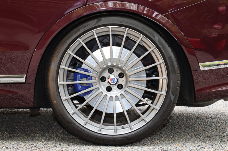 標準装備は前後285/45R21サイズのランフラットタイヤだが、展示車はオプション設定のタイヤ＆ホイールを装着。タイヤサイズはフロント285/35ZR23、リア325/30ZR23で、20スポークデザインのアンソラジット仕上げ アルピナ・クラシック鍛造合金ホイールと組み合わせる