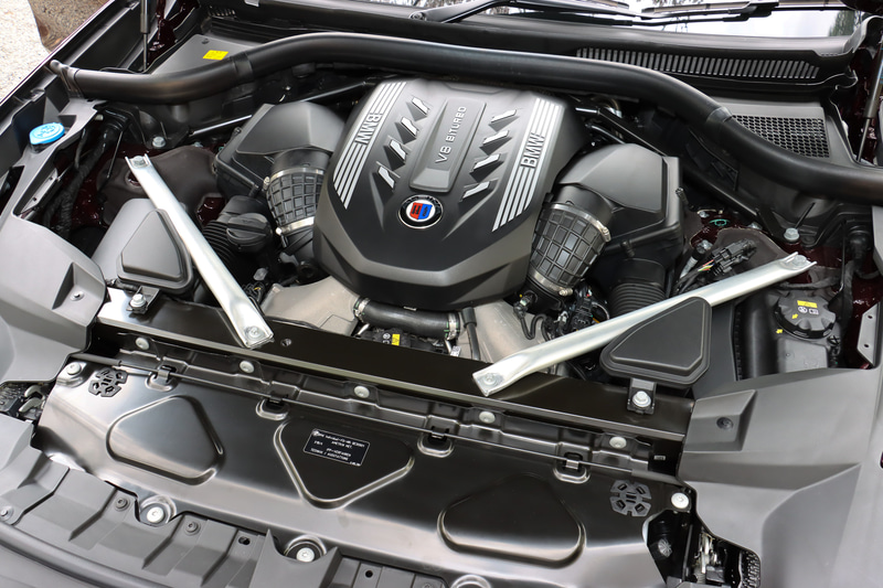 最高出力457kW（621PS）/5500-6500rpm、最大トルク800Nm（81.6kgfm）/2000-5000rpmを発生するV型8気筒4.4リッター ビ・ターボエンジン。WLTCモード燃費は7.5km/L