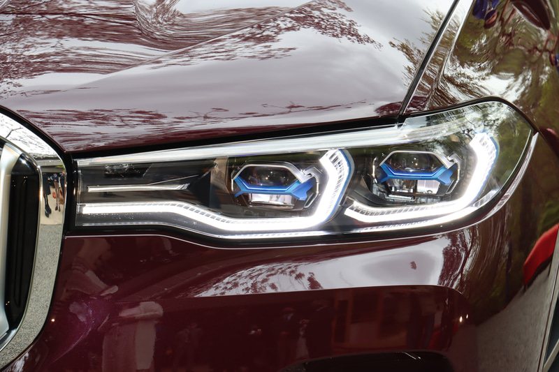 「BMW レーザー・ライト」を標準装備