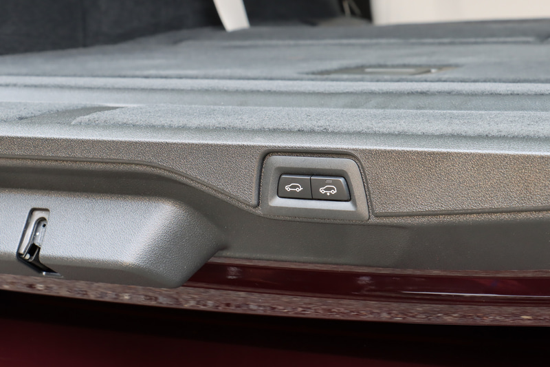 リアハッチは上下2分割で電動開閉