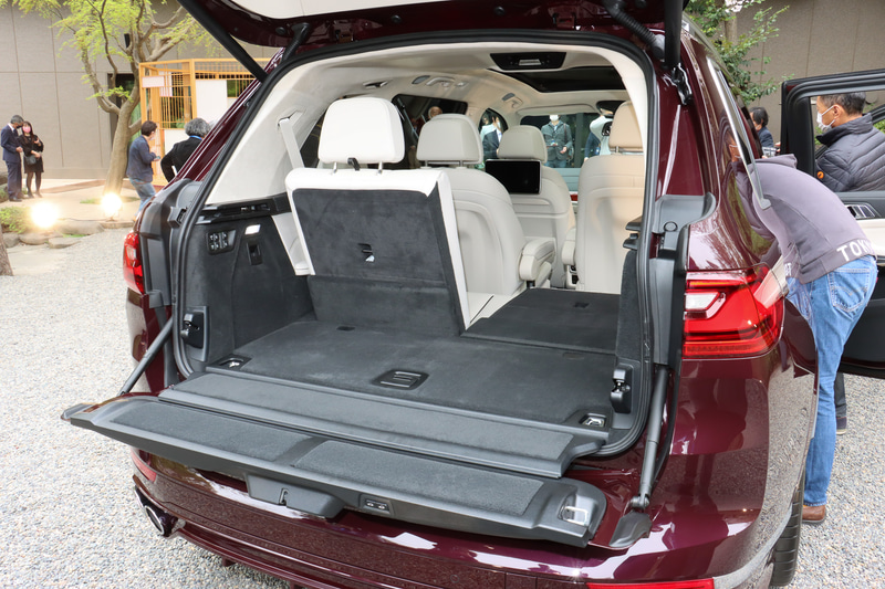 セカンドシートとサードシートは、ラゲッジスペース側面にあるスイッチで電動格納/展開できる