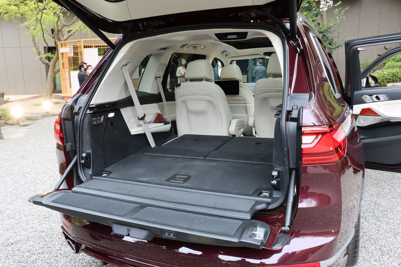 セカンドシートとサードシートは、ラゲッジスペース側面にあるスイッチで電動格納/展開できる