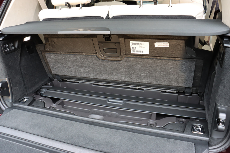 フロアボードの下にも収納スペースを設定