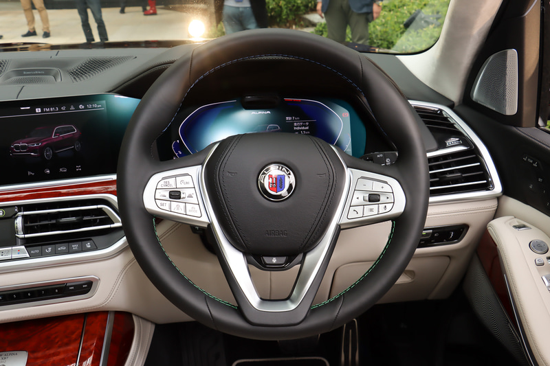 「ラヴァリナ・レザー」仕上げのステアリングホイールを標準装備