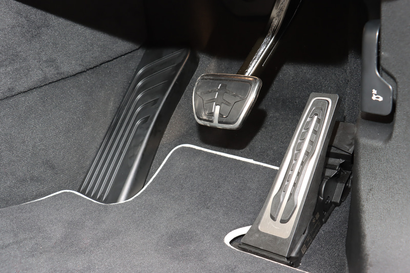 アクセルペダルはオルガン式