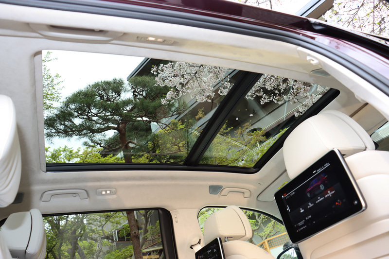 サードシートにも開放感を与える3枚構成の「パノラマ・ガラス・サンルーフ」