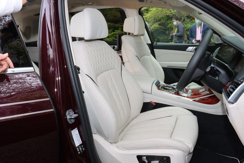 フロントシートにはベンチレーション機能も備える