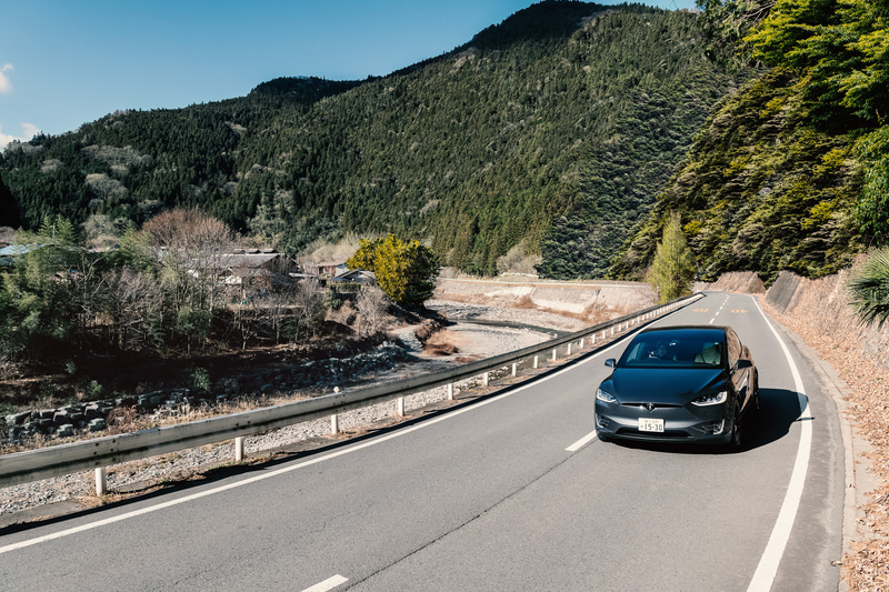 「古民家の宿 川の音」（左奥）と神流川、「Model X」