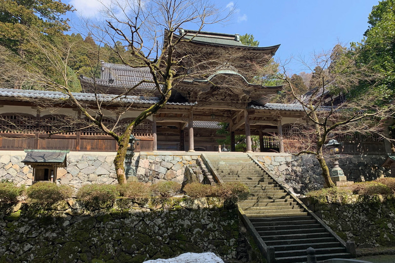 永平寺 中雀門。階段が多くてまるで登山でした