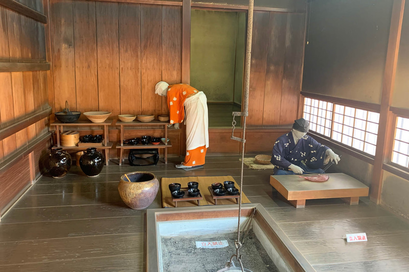 客人をもてなす家人が一生懸命働いてます