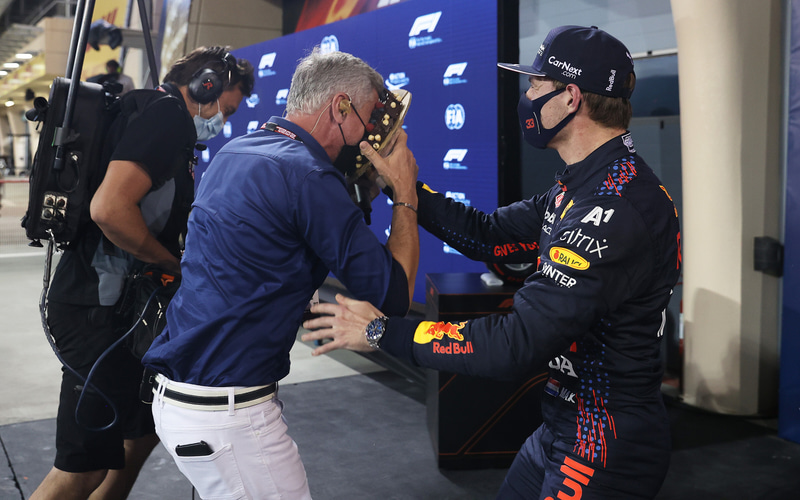 パルクフェルメにインタビューに訪れたデビット・クルサード氏の50歳の誕生日を祝うフェスタッペン選手　（C）Getty Images / Red Bull Content Pool