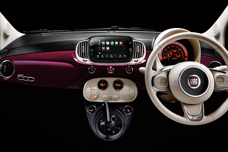 内装はボディ同色のインストルメントパネルとアイボリー内装の組み合わせで上質感を演出