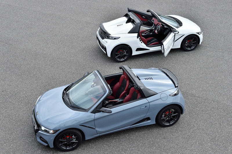 手前がソニックグレー・パール、奥がプレミアムスターホワイト・パール