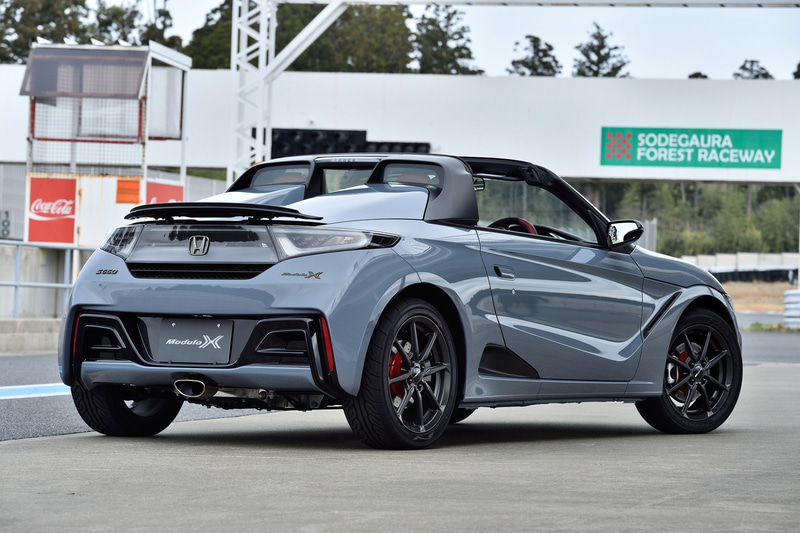 ボディーサイズは3395×1475×1180mm（全長×全幅×全高）で、ホイールベースは2285mm（メーカー参考値）