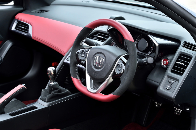 Version Zの内装はブラック×ボルドーレッドのみの設定